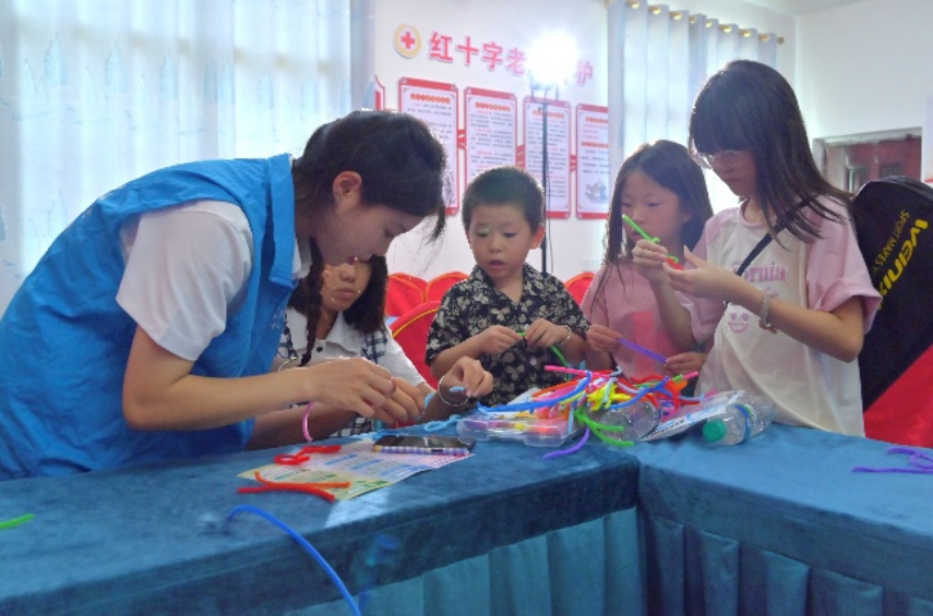 志愿服务队组织儿童开展扭扭棒制作活动。