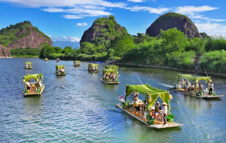 “贛超”聯(lián)動龍虎山：鷹潭隊獲授“龍虎鷹雄卡”共賞家鄉(xiāng)美 升級體驗引贊嘆