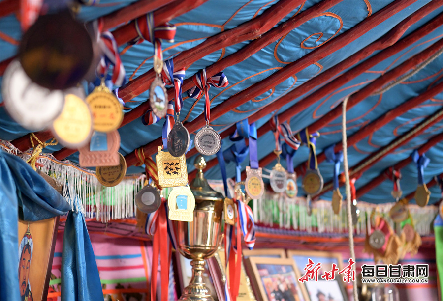 蒙古包里挂满了参加马术比赛的奖牌