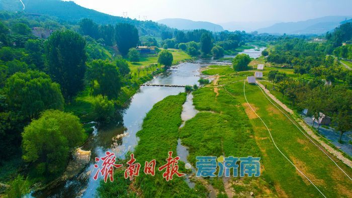 玉符河畔碧水绿树相映，绘就泉城清凉画卷