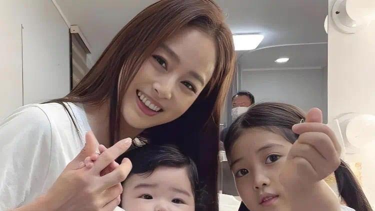 金泰熙生图老了引热议！宋慧乔独身成赢家，看来都是两个娃的错封面图