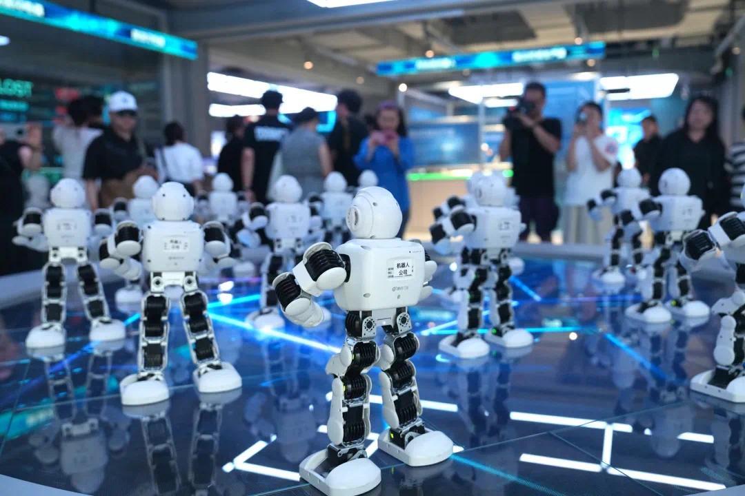 集合宇树G1等50多款机器人产品,全球首家具身智能机器人4S店来了