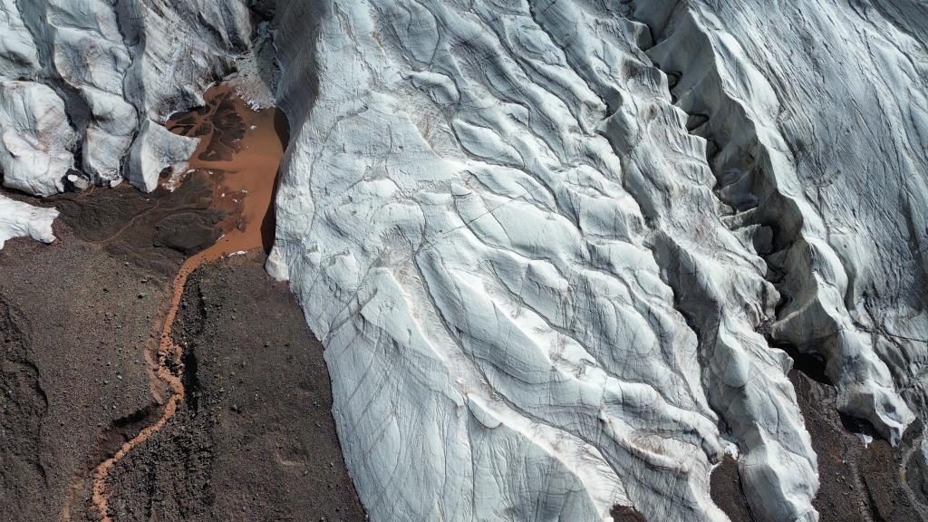 8月1日的冬克玛底冰川（无人机照片）。新华社发（李博远摄）