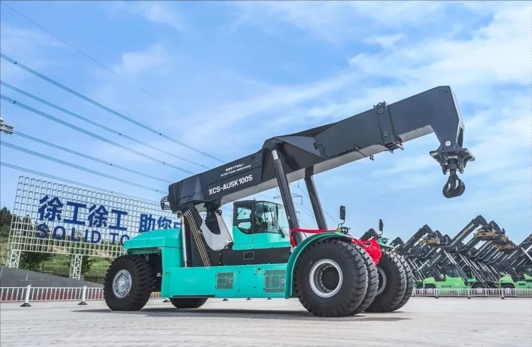 百吨级“擎天柱”！亚洲最大风电正面吊投用