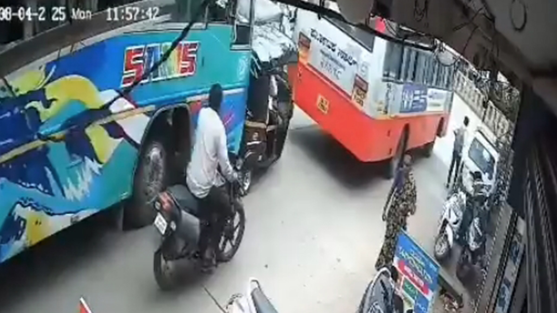 印度一电动三轮车遭两公交车前后夹击，瞬间被夹扁并塞入前车车底，造成5人重伤