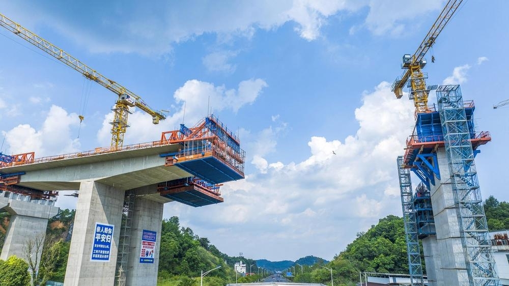 7月31日，位于袁州區(qū)下浦街道境內(nèi)的滬昆高速昌金段（昌傅至金魚石段）改擴建工程施工現(xiàn)場一派繁忙。該工地采取“做兩頭 歇中間”的錯峰施工方式，有序推進項目建設。 （記者 周 亮 攝）