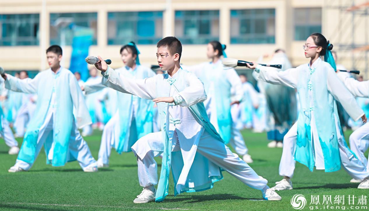 精彩纷呈的文体展演将开幕式推向高潮　杨艺锴　摄