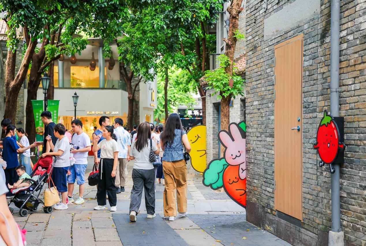 岭南天地2025天地趁墟节火热进行 “充下电先”治愈都市疲惫心灵