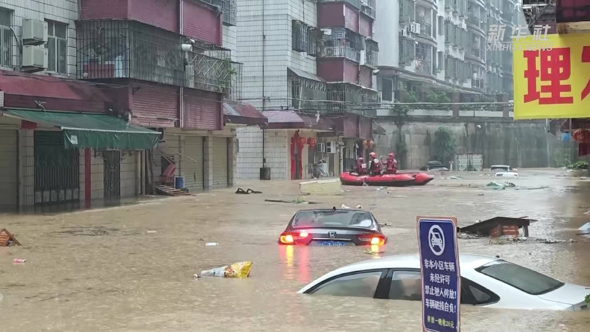广东大部遭遇强降雨 各地紧急转移被困群众