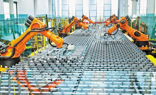 近日拍摄的沙河市河北德金玻璃有限公司电子及汽车玻璃智能生产线。 本报记者 赵永辉摄