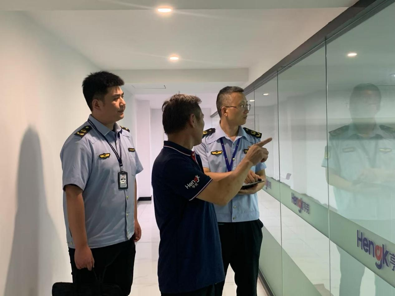 走马岭市场监管所执法人员到企业帮扶指导