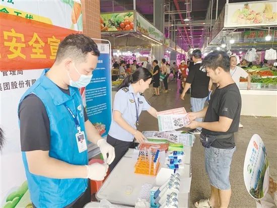 市场监管执法人员在农贸市场开展食用农产品快检工作，守护“舌尖上的安全” 陈敏锐 摄