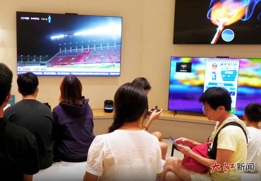 球迷在华为门店观看比赛