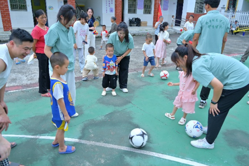 志愿服务队组织儿童开展体育活动。