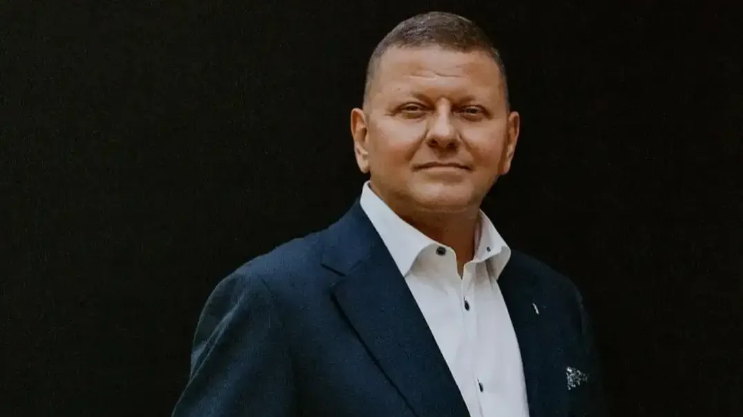 扎卢日内身着西装登上时尚杂志，此前有消息称其或接替泽连斯基成为乌总统