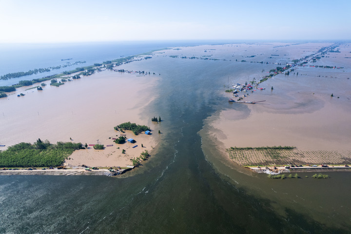 这是2024年7月6日在湖南省岳阳市华容县团洲垸拍摄的洞庭湖大堤决口现场。新华社记者陈思汗摄