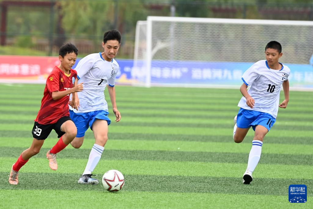 8月5日，甘肃省古浪县代表队球员贾钰尧（左二）与河南省实验中学代表队球员毕怡阳（左一）在U13男子组比赛中拼抢。新华社记者　范培珅　摄