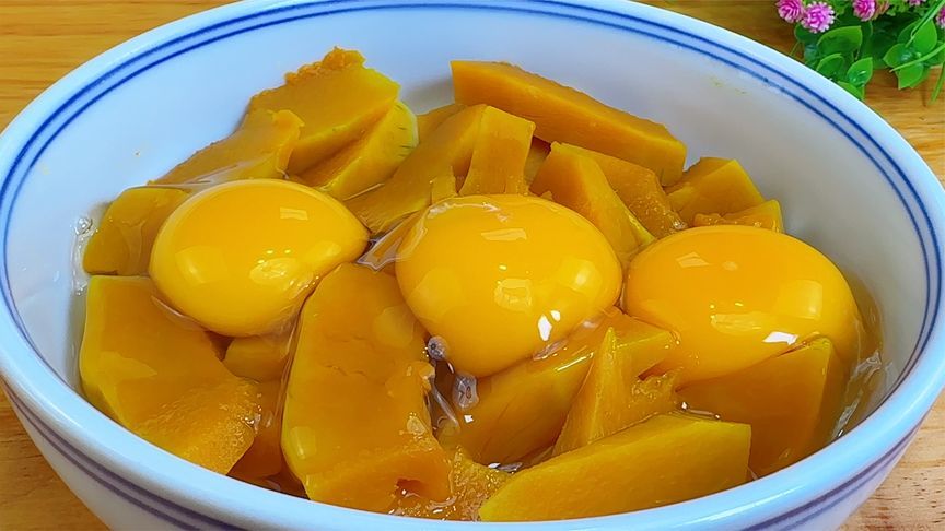 南瓜里打3个鸡蛋，妥妥的懒人早餐做法，很多人都没吃过，超美味