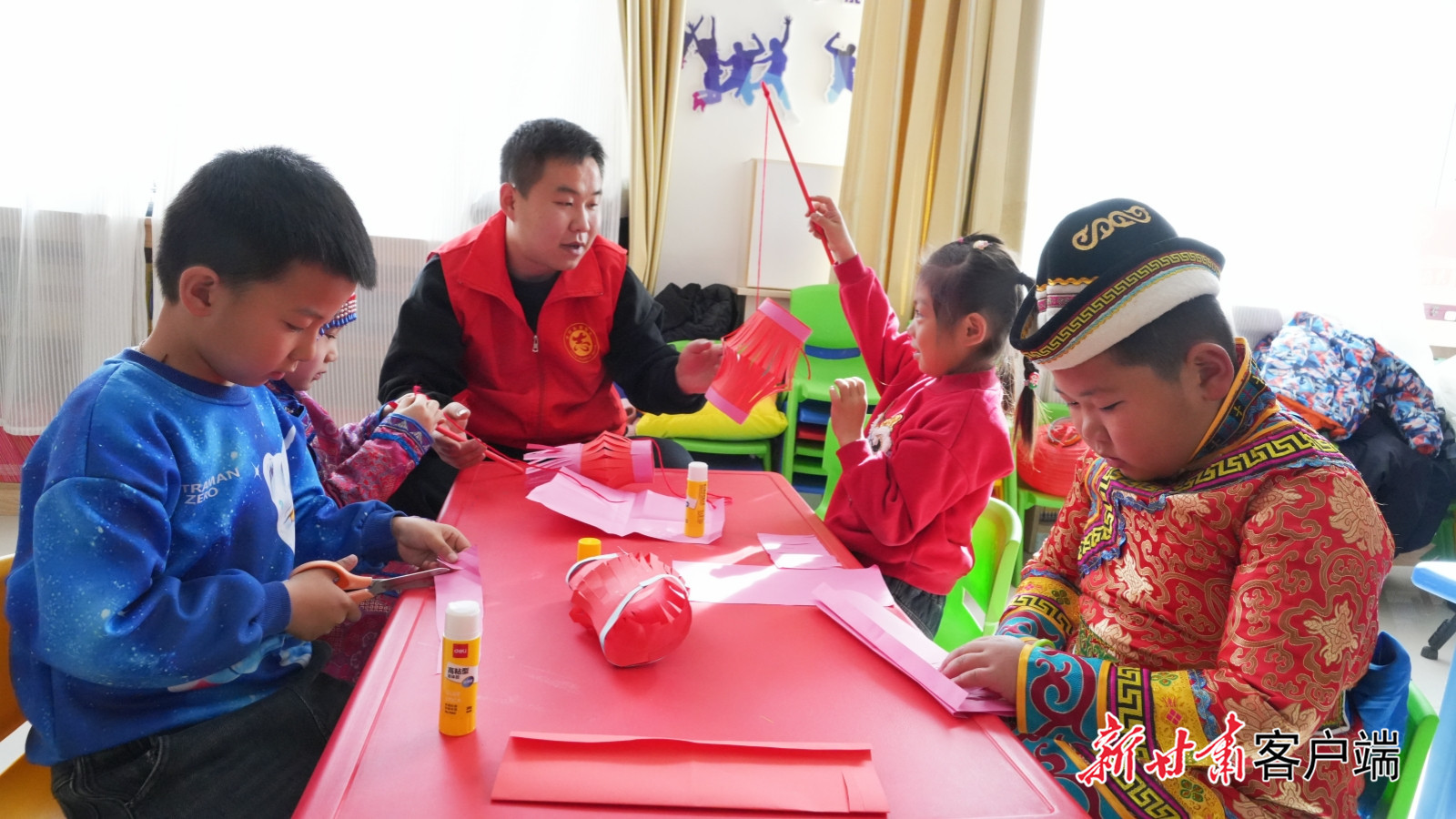 志愿者正在教孩子们制作手工艺品　本文图片由肃南县委宣传部提供