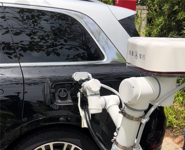 别家还是PPT 华为已开始铺设!鸿蒙智行门店用上机械臂超充