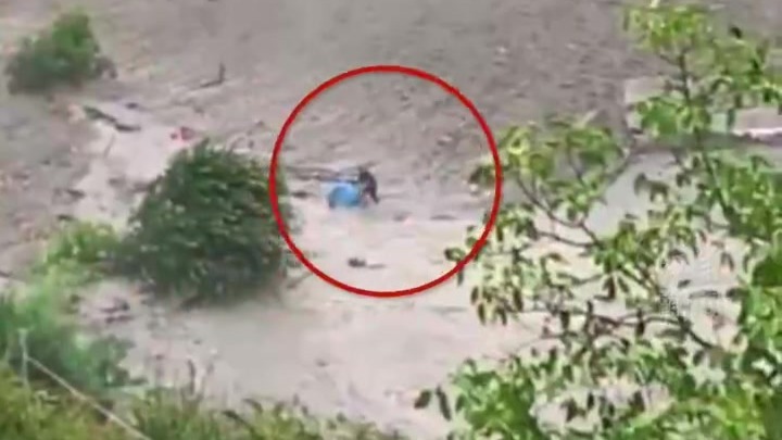 印度山洪摧毁村庄多人遇难，两男子死里逃生被拍下：一人狂奔，一人泥浆中挣扎爬行