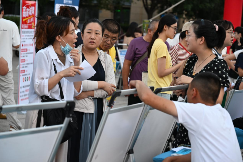 山东即墨：伴着清凉找工作 灯火“点亮”就业新机遇