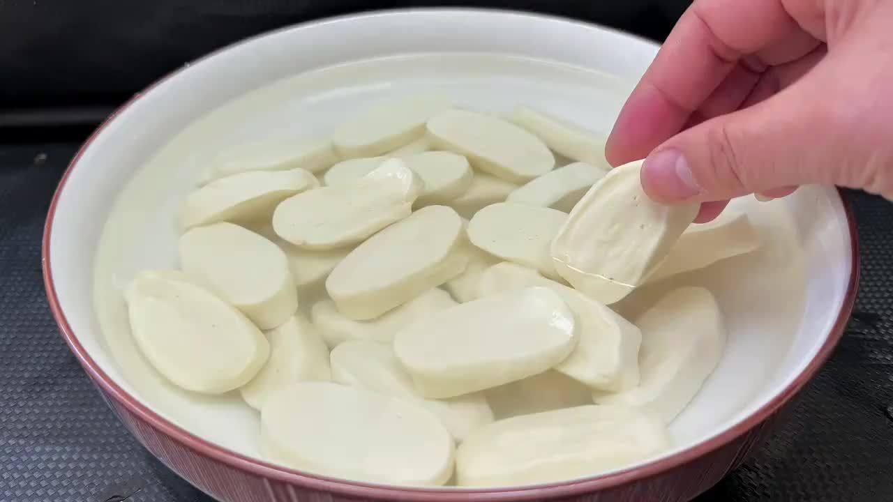 把面团放水中泡一泡，5分钟解决全家人早餐，劲道爽滑，好吃营养