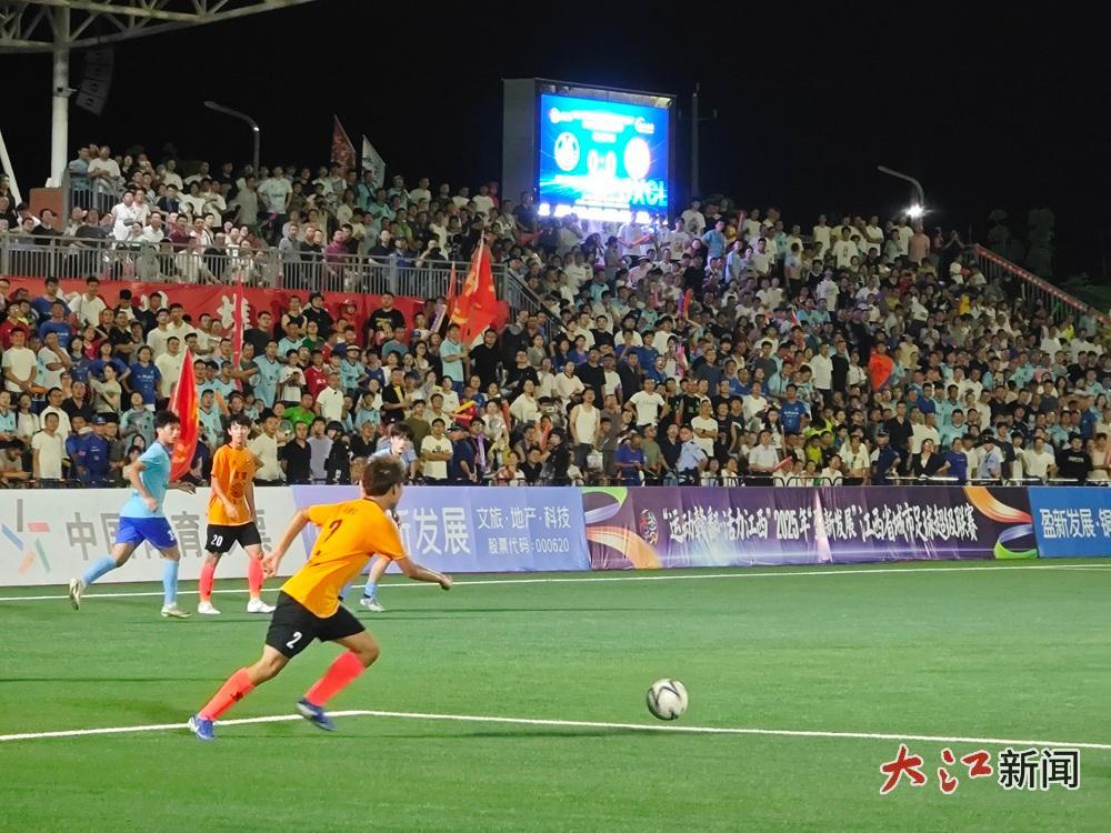 8月3日，在赣超第四轮比赛中，抚州队主场1：0小胜吉安队。图为吉安队2号球员带球推进。任 为摄