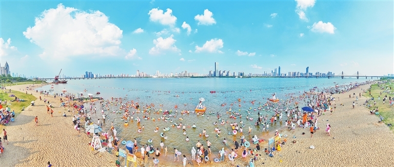 南昌：戏水消暑 人水相亲（图）