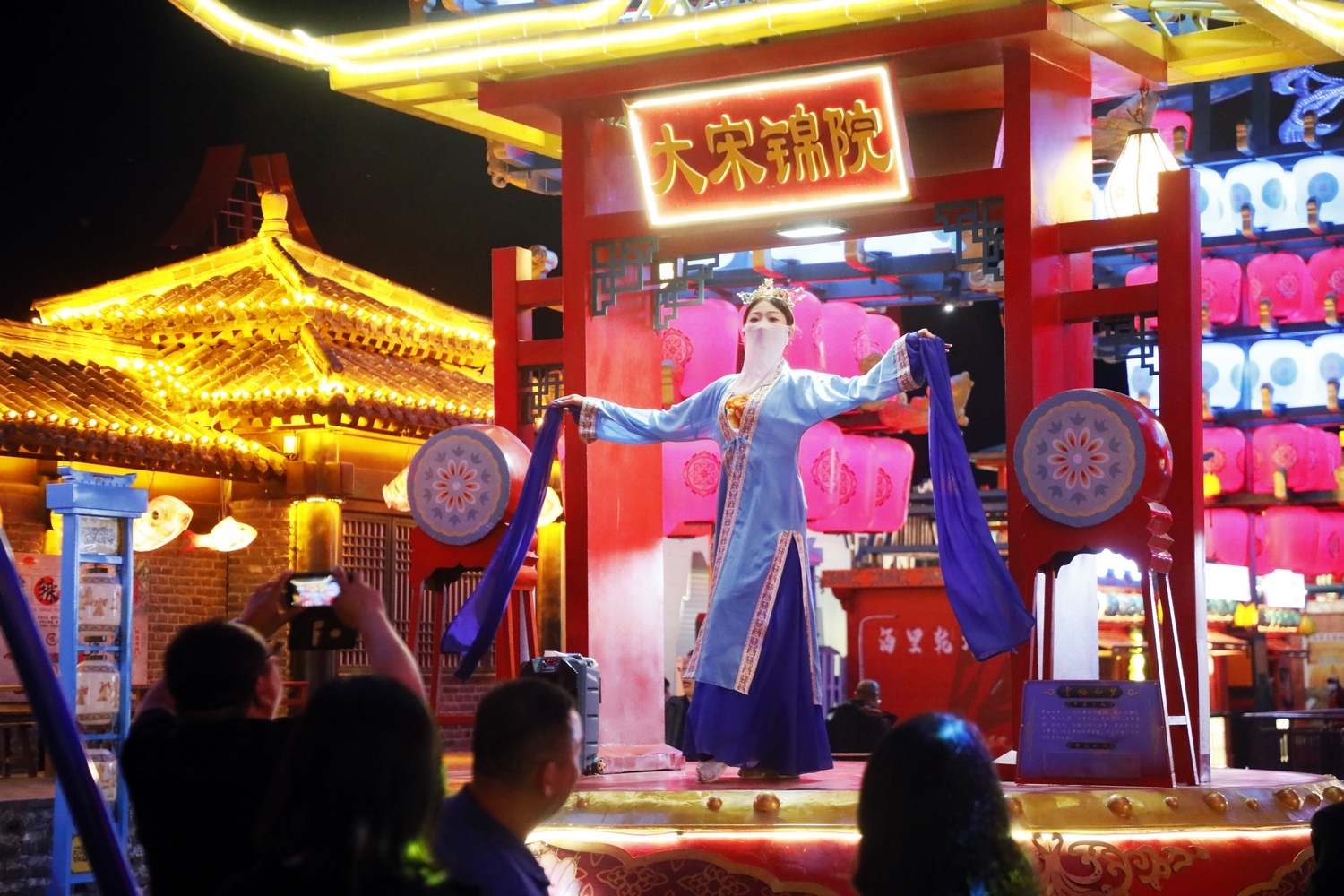 东平大宋不夜城内精彩表演 陈阳摄