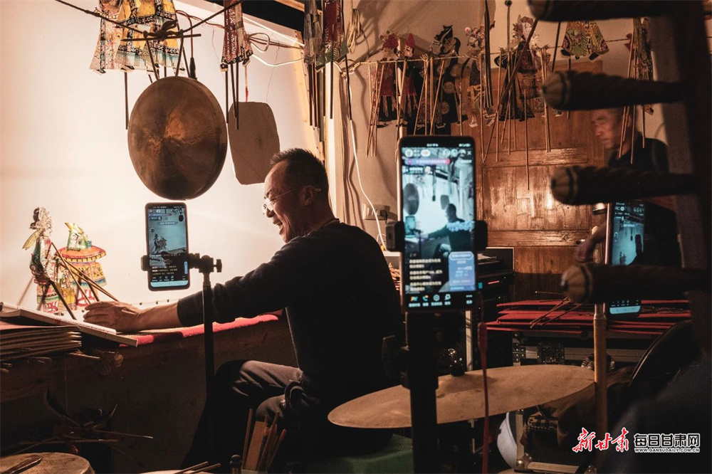 《从窑洞里走出的农民艺术家（组照）》　张永鑫