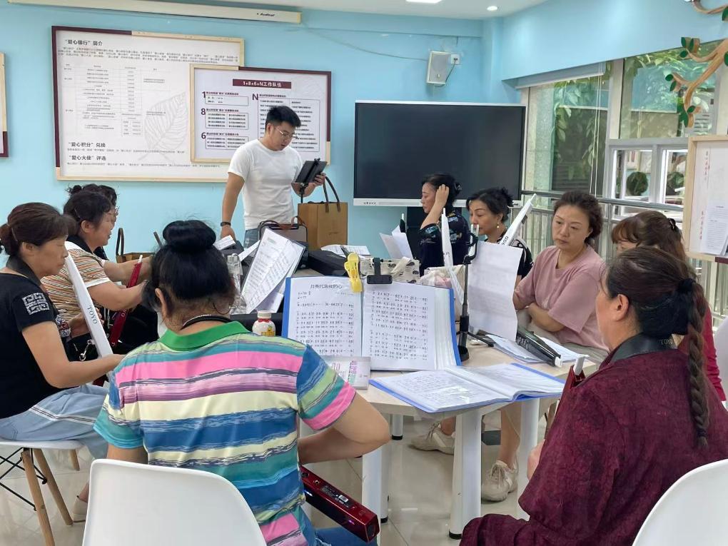 重庆市江北区五里店街道渝能阳光社区的居民们正在老年大学中学习电吹管。(受访者供图)