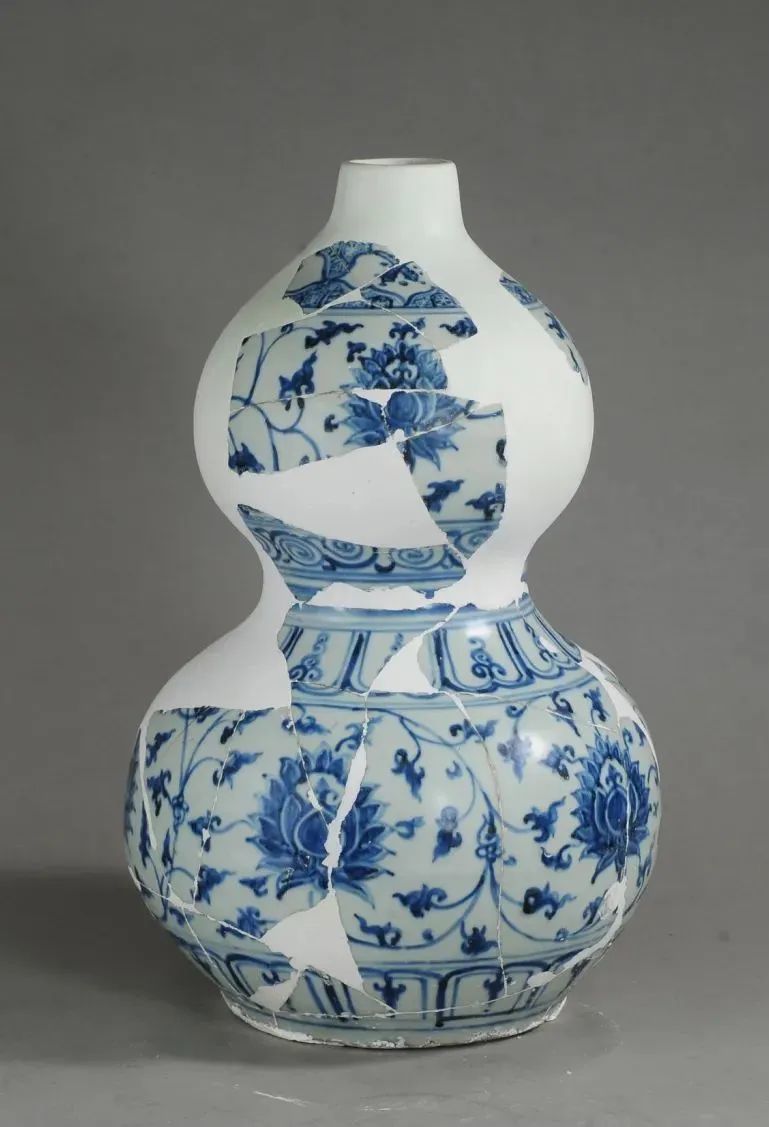 出土正统青花缠枝宝相花卉纹葫芦瓶