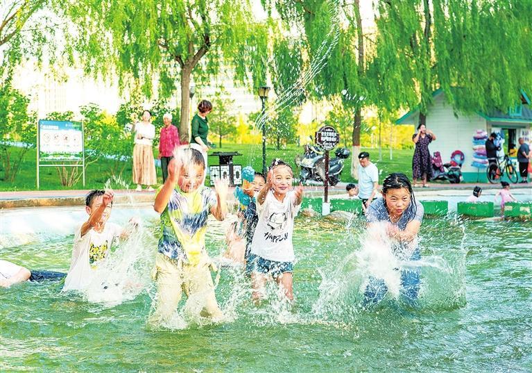 孩子们在百花公园欢快戏水 兰州新区报记者 崔盛政 摄