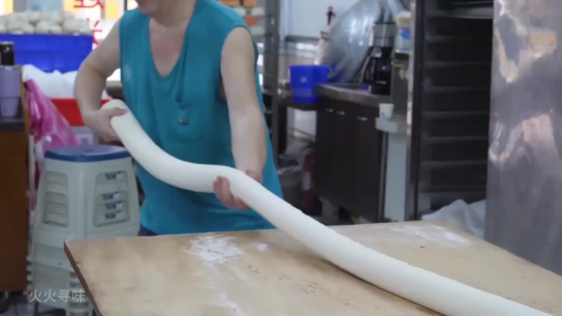 山东大叔台湾卖馒头，做法特别外形怪异，麦香四溢，当地火爆小店