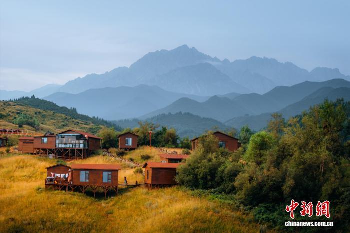 沿太子山旅游大通道临夏县段民宿区（资料图）　邱静言　摄