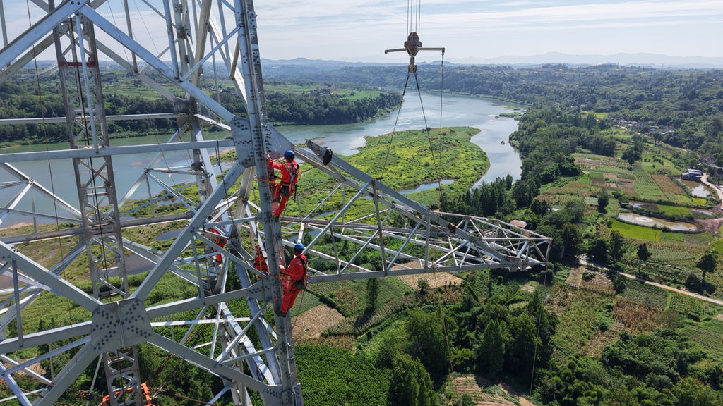 “疆电入渝”特高压配套工程施工现场。受访单位供图