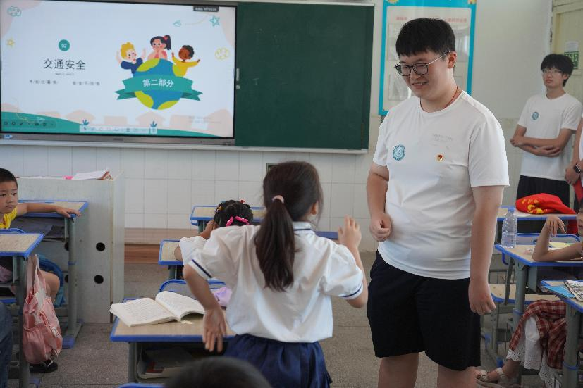 图为“渔之火乡村振兴团”在为学生们科普安全教育 刘鹄鸣 供图