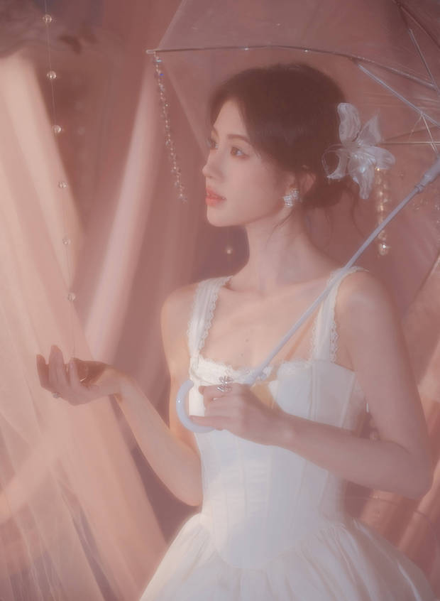 鞠婧祎撑着一把伞,锁骨线条吸睛。