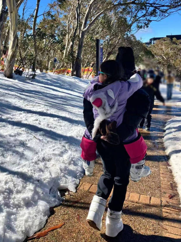 昆凌表示：“每天看到妹妹都觉得好像高了一点点，已经成为ChouFamily成长速度第一名了！小团子加油长高高，现在就先让妈妈多背背你吧~”