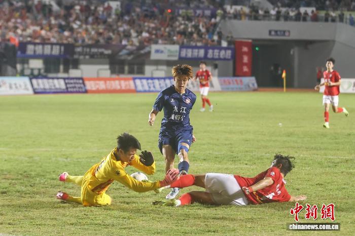 “赣超”持续火热：近2万名球迷现场观看鹰潭队对阵九江队比赛