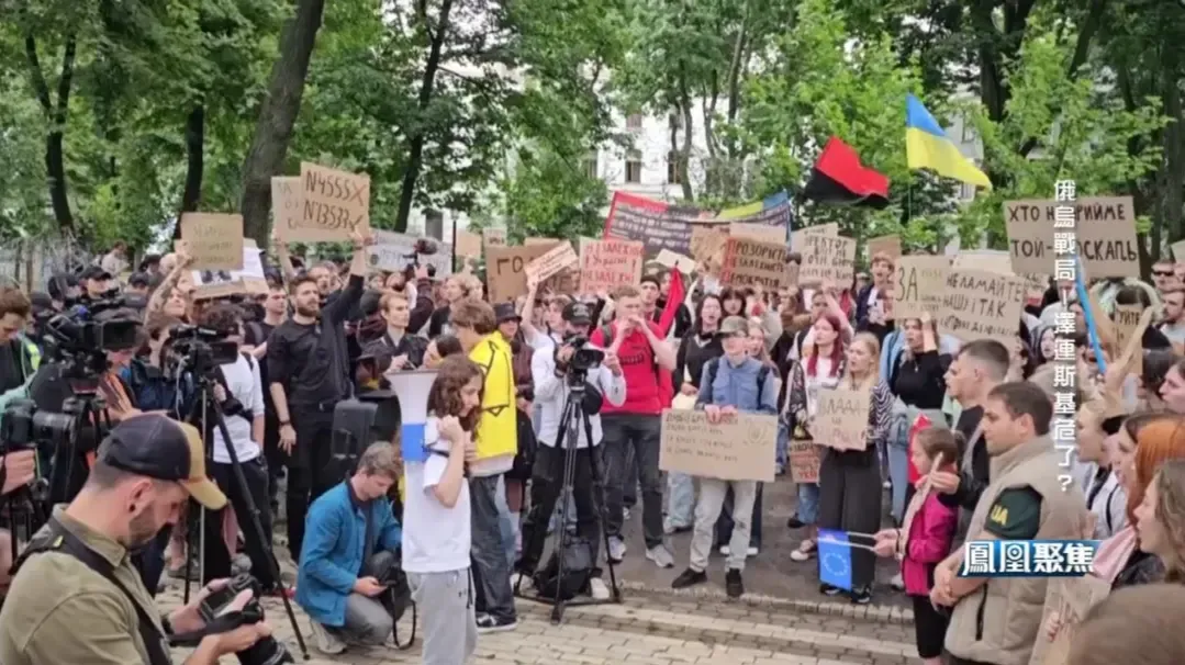 一项反腐新法案点燃民众怒火，泽连斯基为何此时试图限制反腐机构的权力？