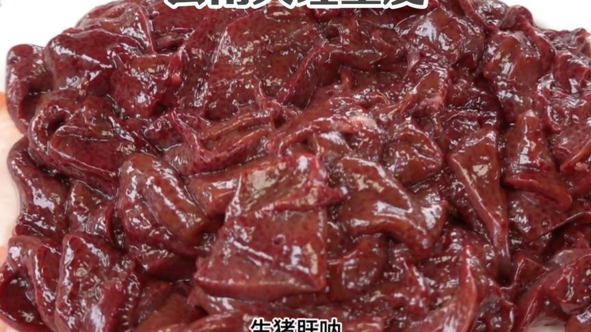 在大美云南大理的集市上怼生皮，炫生猪肝，搭配着小炒，生猛舒坦