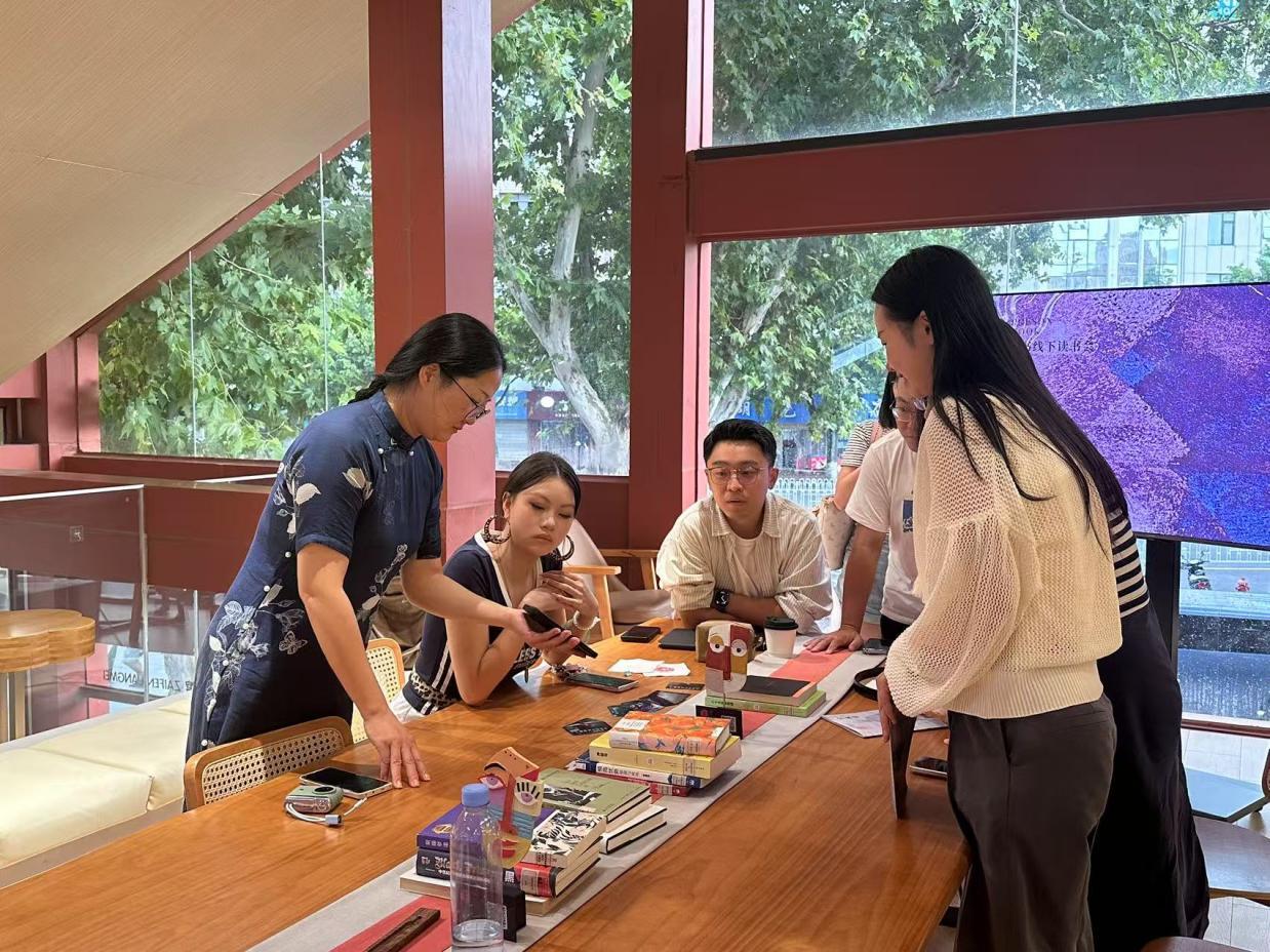 实践队参与“小辞店”的文化沙龙