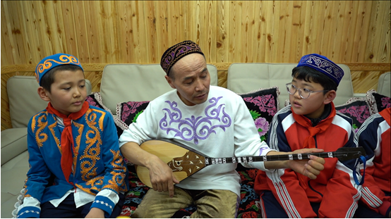 （2025年3月24日，淮安市新安小学学生杨雨宸到新疆克孜尔&middot;伊尔哈孜家里做客）