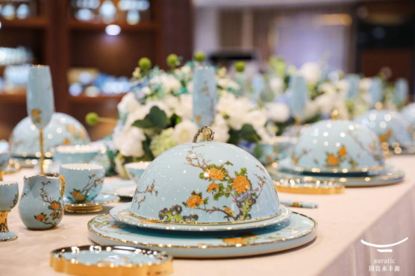 （“夫人瓷·西湖蓝”）