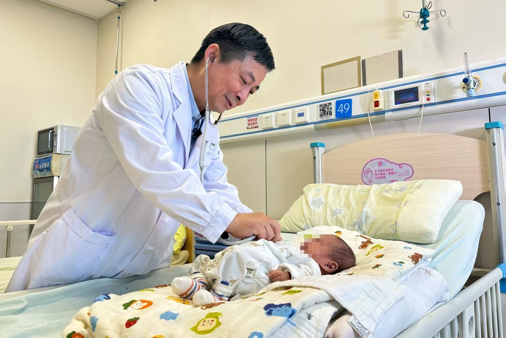 南京儿童医院“一指宽”微创小切口为2.8公斤早产儿成功“补心”