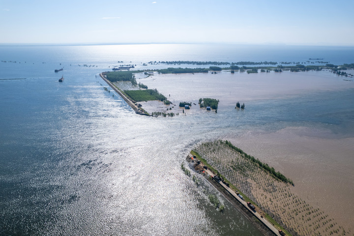 这是2024年7月6日在湖南省岳阳市华容县团洲垸拍摄的洞庭湖大堤决口现场。新华社记者陈思汗摄