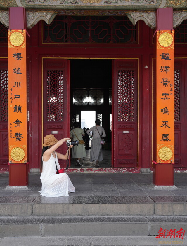 西安钟楼上的楹联。