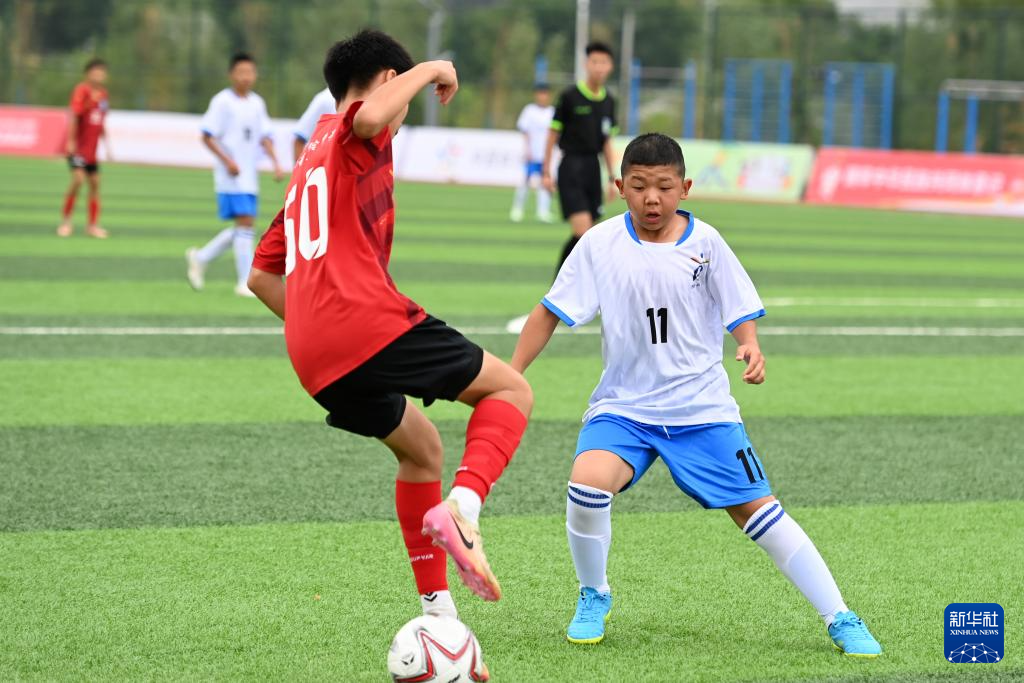 8月5日，甘肃省古浪县代表队球员王子帅（前右）与河南省实验中学代表队球员贺晨硕（前左）在U13男子组比赛中拼抢。新华社记者　范培珅　摄